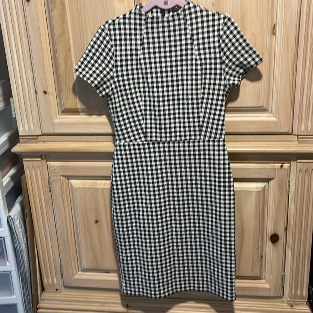 ANN TAYLOR 2petite.NW/O tags.black & white plaid.Invisible zipper.kick pleat.